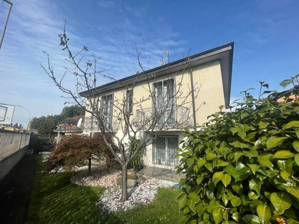 casa indipendente in vendita a Bareggio