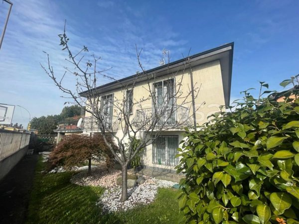 casa indipendente in vendita a Bareggio