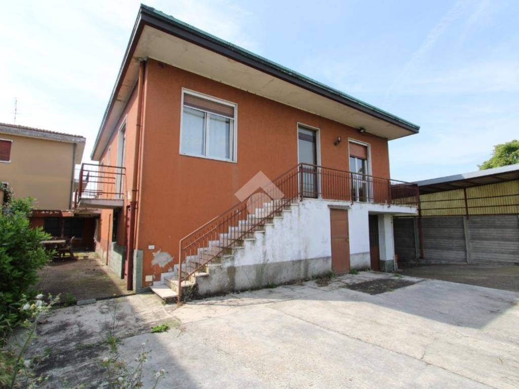 casa indipendente in vendita a Bareggio