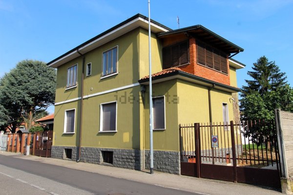 casa indipendente in vendita a Bareggio