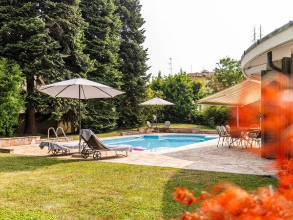 casa indipendente in vendita a Bareggio