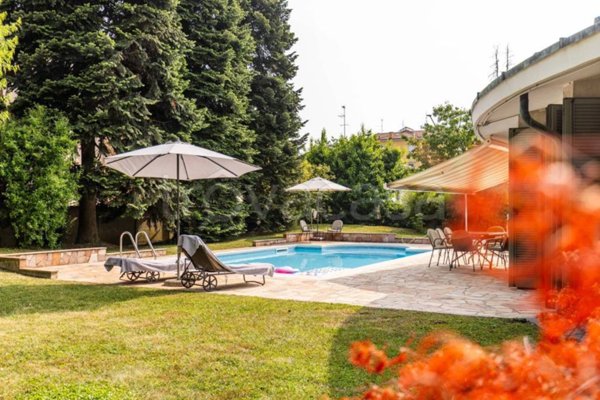 casa indipendente in vendita a Bareggio