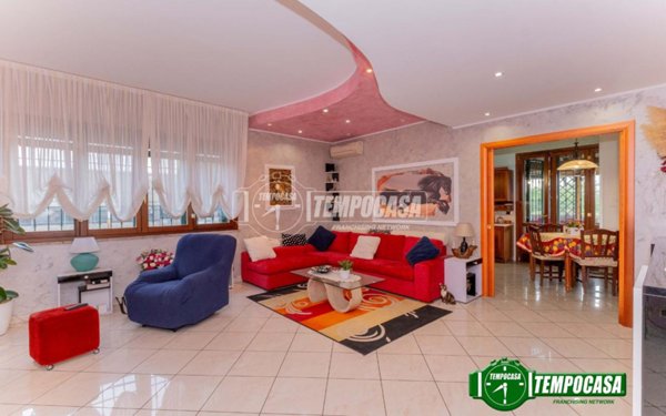 casa indipendente in vendita a Bareggio