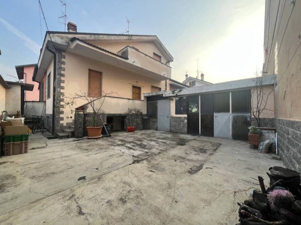 casa indipendente in vendita a Bareggio