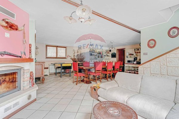 casa indipendente in vendita a Bareggio