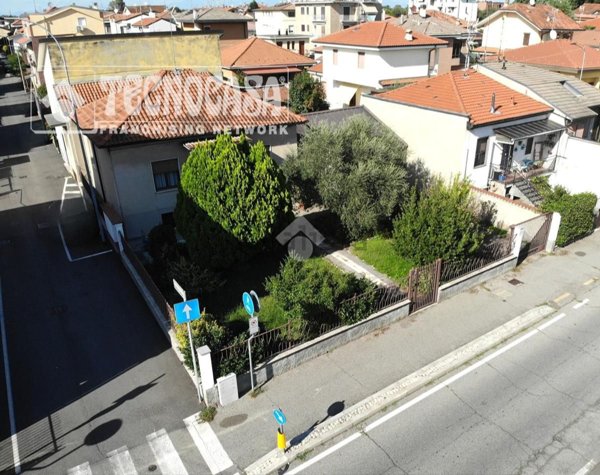casa indipendente in vendita a Bareggio