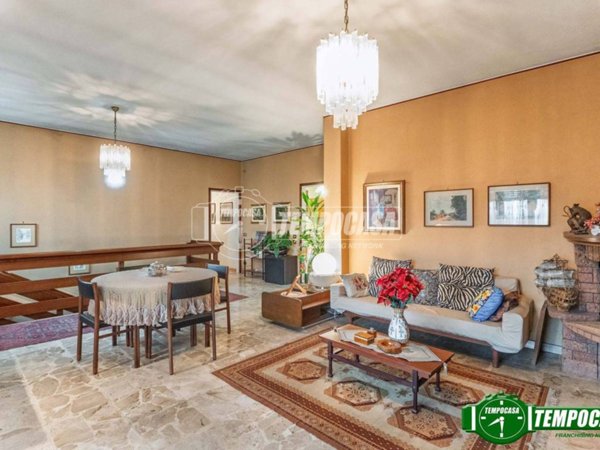 casa indipendente in vendita a Bareggio