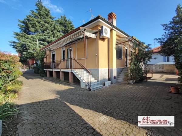 casa indipendente in vendita a Bareggio