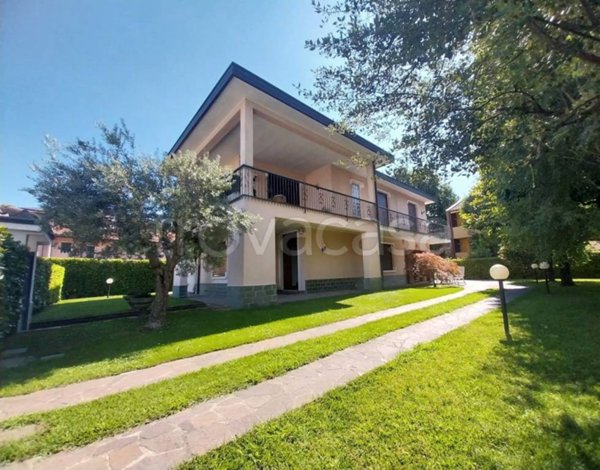 casa indipendente in vendita a Bareggio