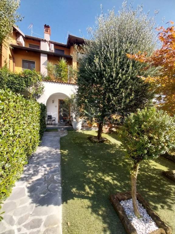 casa indipendente in vendita a Bareggio