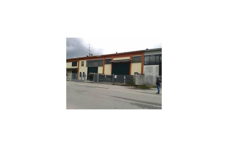 locale commerciale in vendita a Bareggio