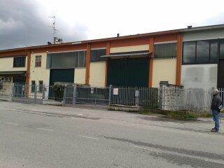 locale commerciale in vendita a Bareggio