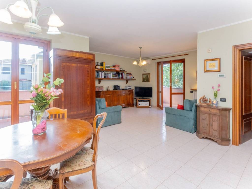 casa indipendente in vendita a Bareggio