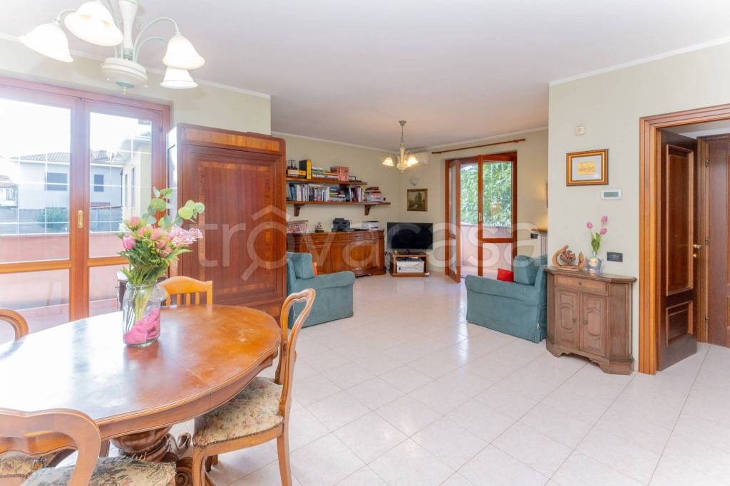 casa indipendente in vendita a Bareggio