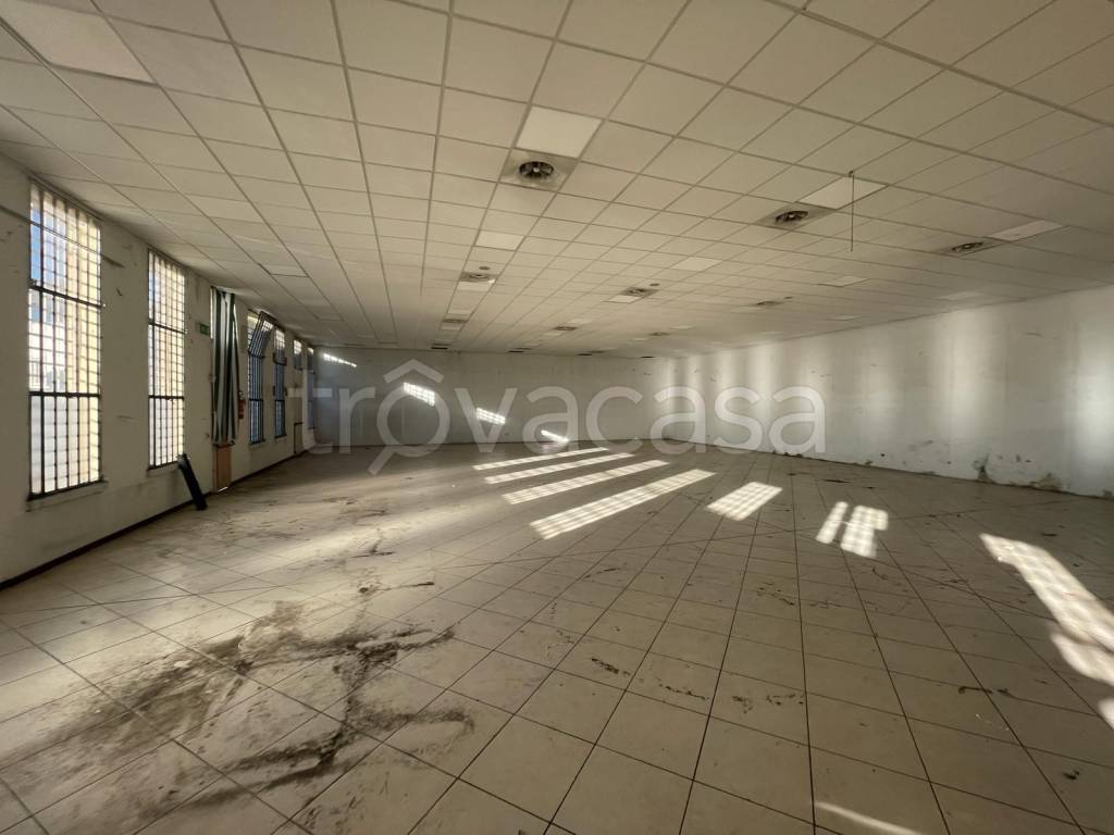 negozio in vendita a Bareggio