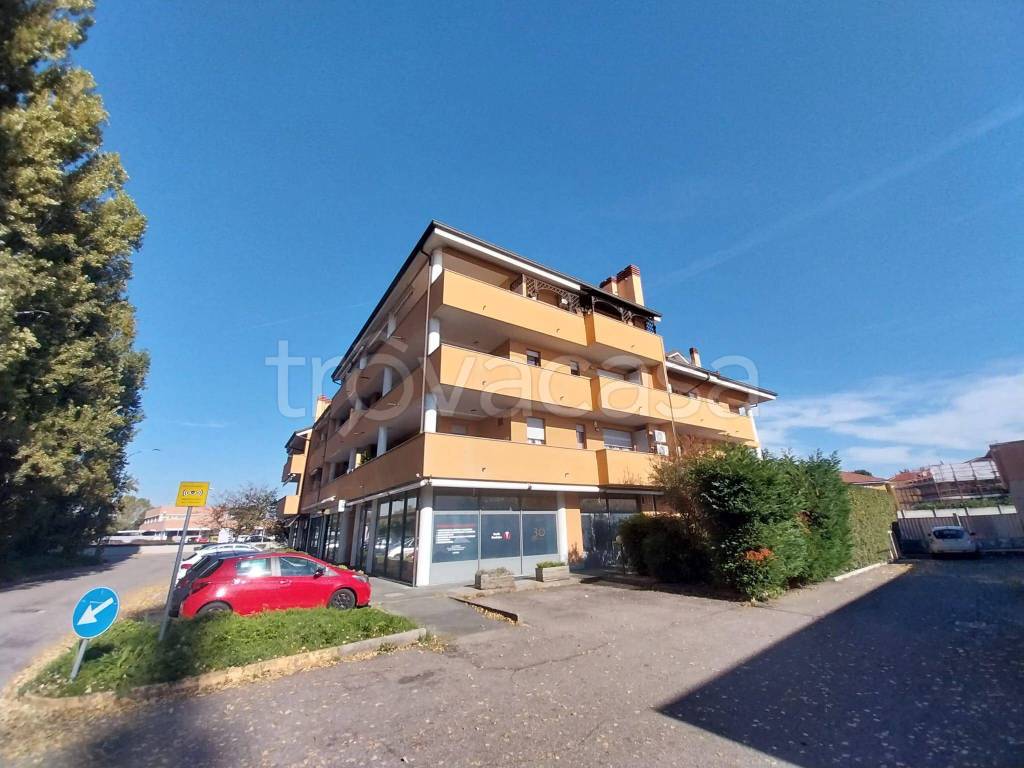 negozio in vendita a Bareggio