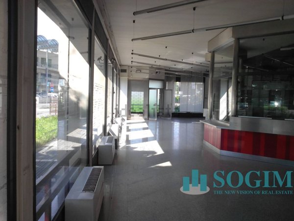 locale commerciale in vendita a Bareggio
