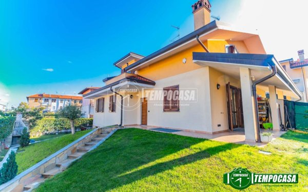 casa indipendente in vendita a Bareggio