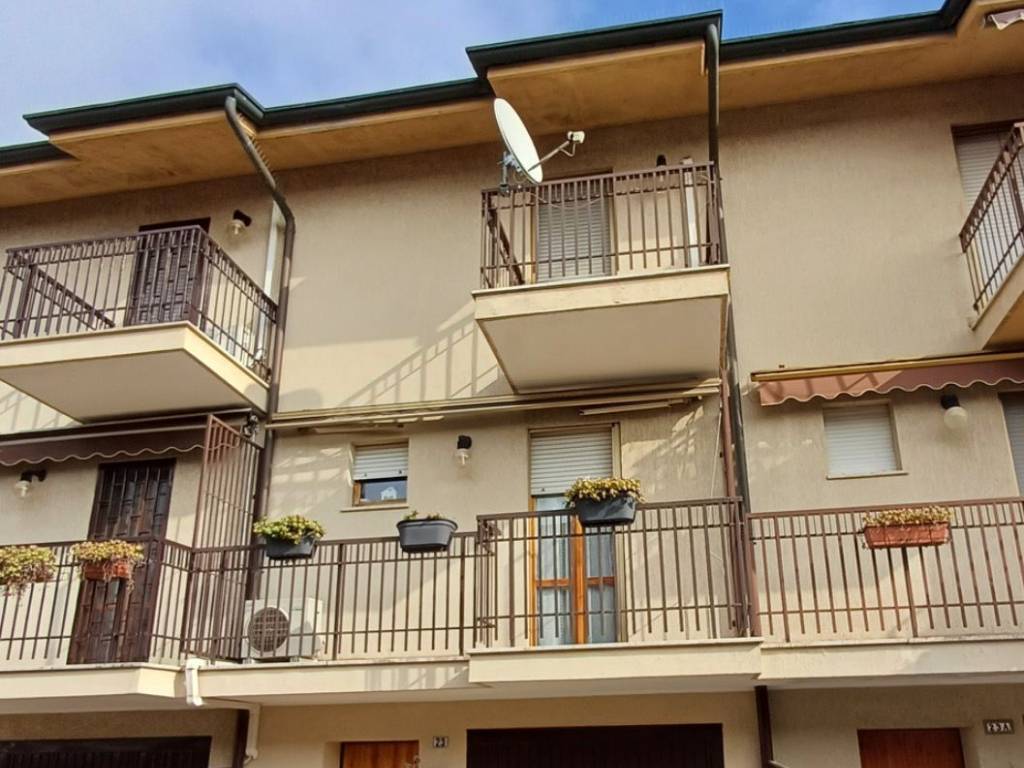 casa indipendente in vendita a Bareggio