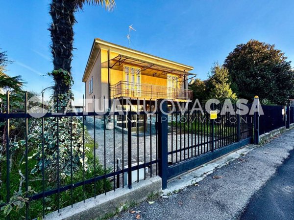 casa indipendente in vendita a Bareggio