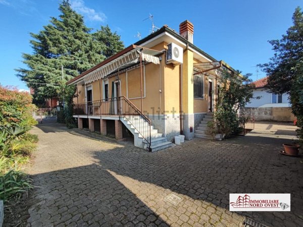 casa indipendente in vendita a Bareggio