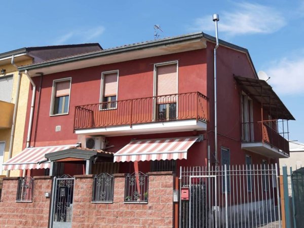 casa indipendente in vendita a Bareggio