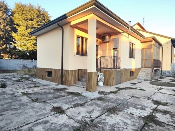 casa indipendente in vendita a Bareggio