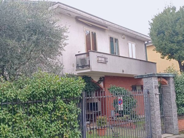 casa indipendente in vendita a Bareggio