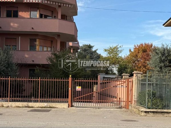 locale di sgombero in vendita a Bareggio