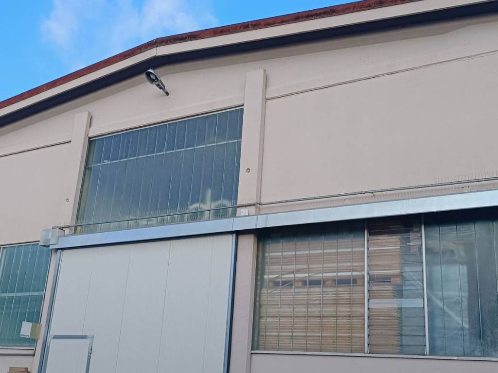 locale commerciale in vendita a Bareggio