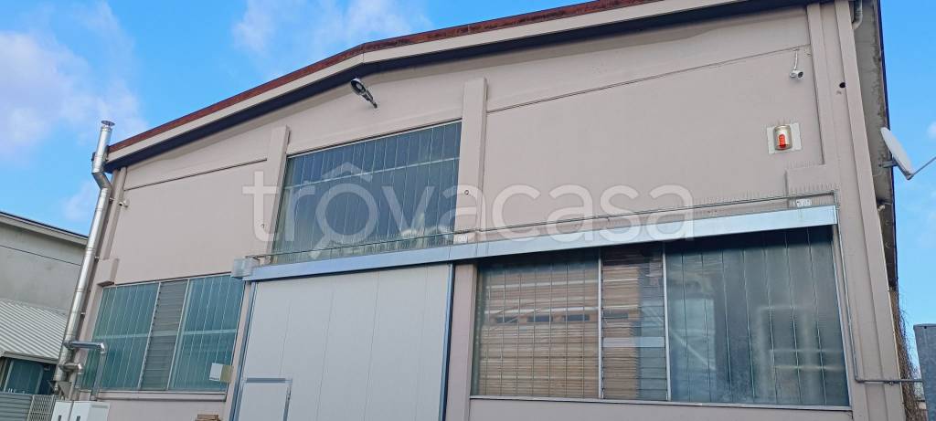 locale commerciale in vendita a Bareggio