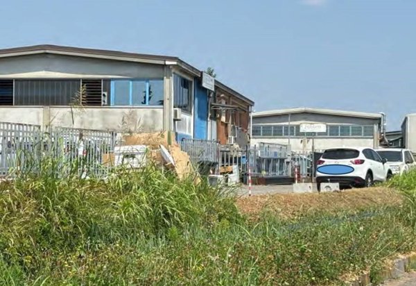 locale commerciale in vendita a Bareggio