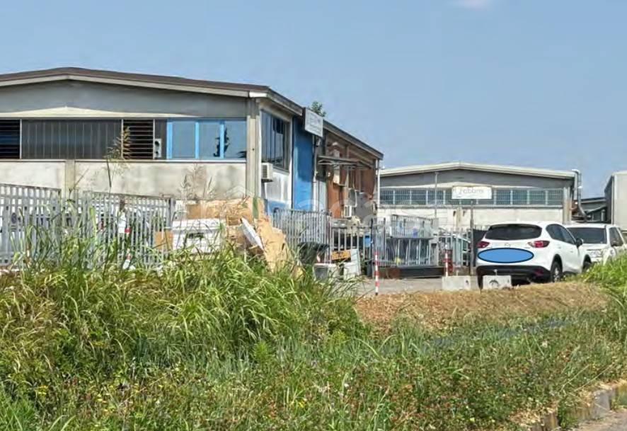 locale commerciale in vendita a Bareggio