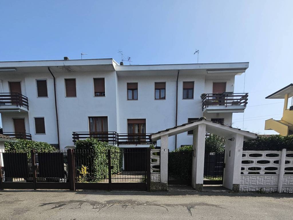 casa indipendente in vendita a Bareggio