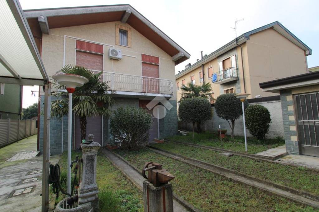casa indipendente in vendita a Bareggio