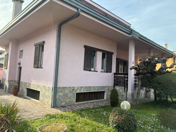 casa indipendente in vendita a Bareggio