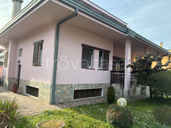 casa indipendente in vendita a Bareggio