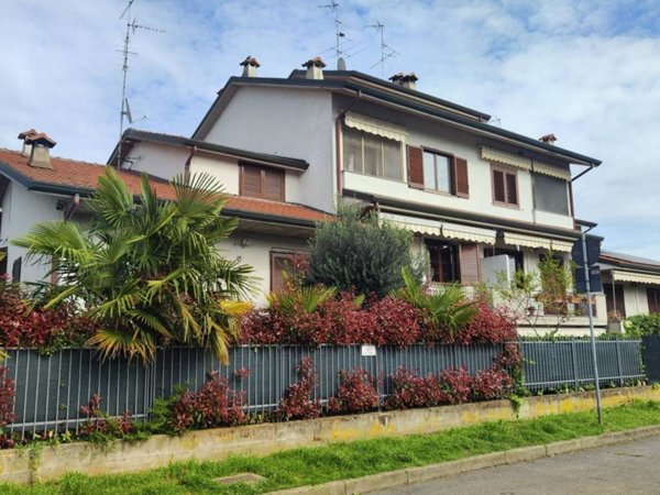 casa indipendente in vendita a Bareggio