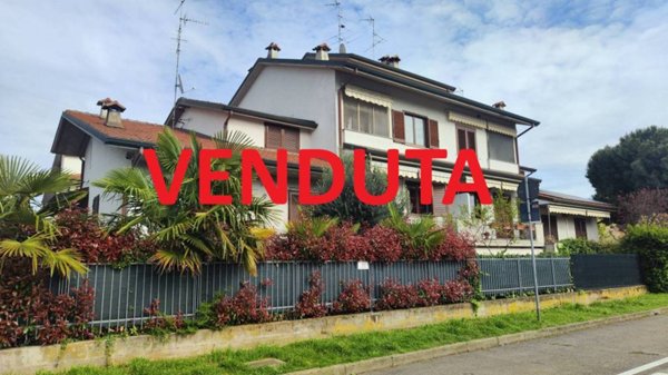 casa indipendente in vendita a Bareggio