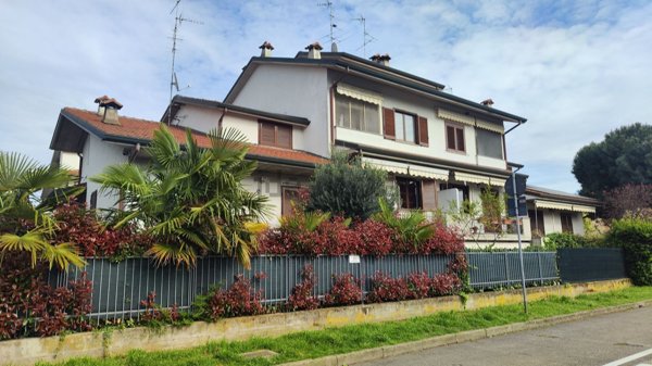 casa indipendente in vendita a Bareggio