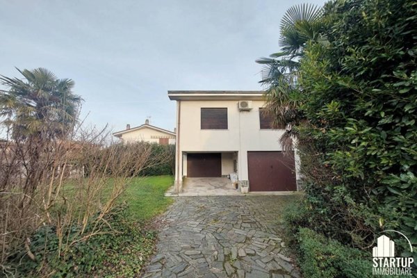 casa indipendente in vendita a Bareggio