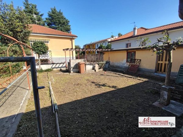 casa indipendente in vendita a Bareggio
