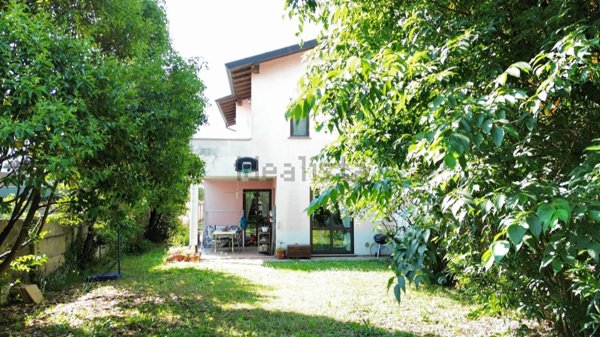 casa indipendente in vendita a Bareggio