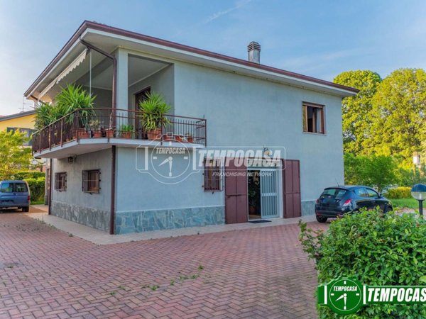 casa indipendente in vendita a Bareggio