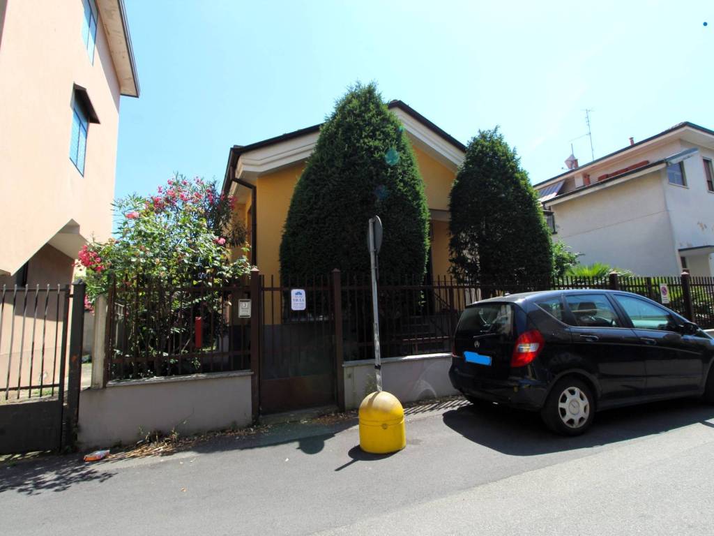 casa indipendente in vendita a Bareggio
