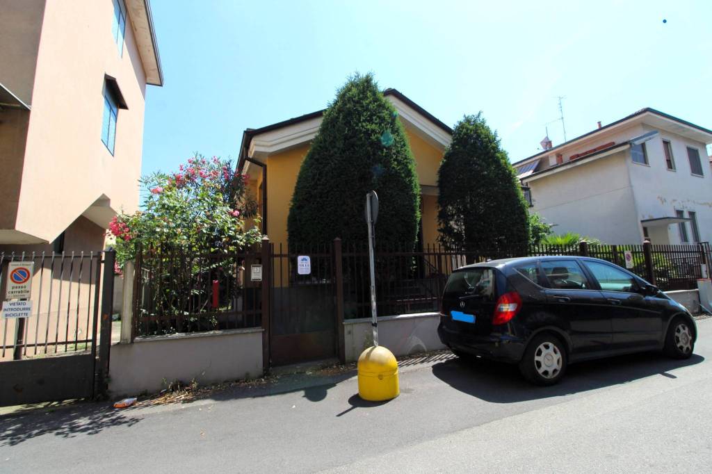 casa indipendente in vendita a Bareggio