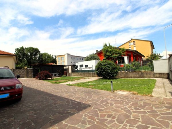 casa indipendente in vendita a Bareggio