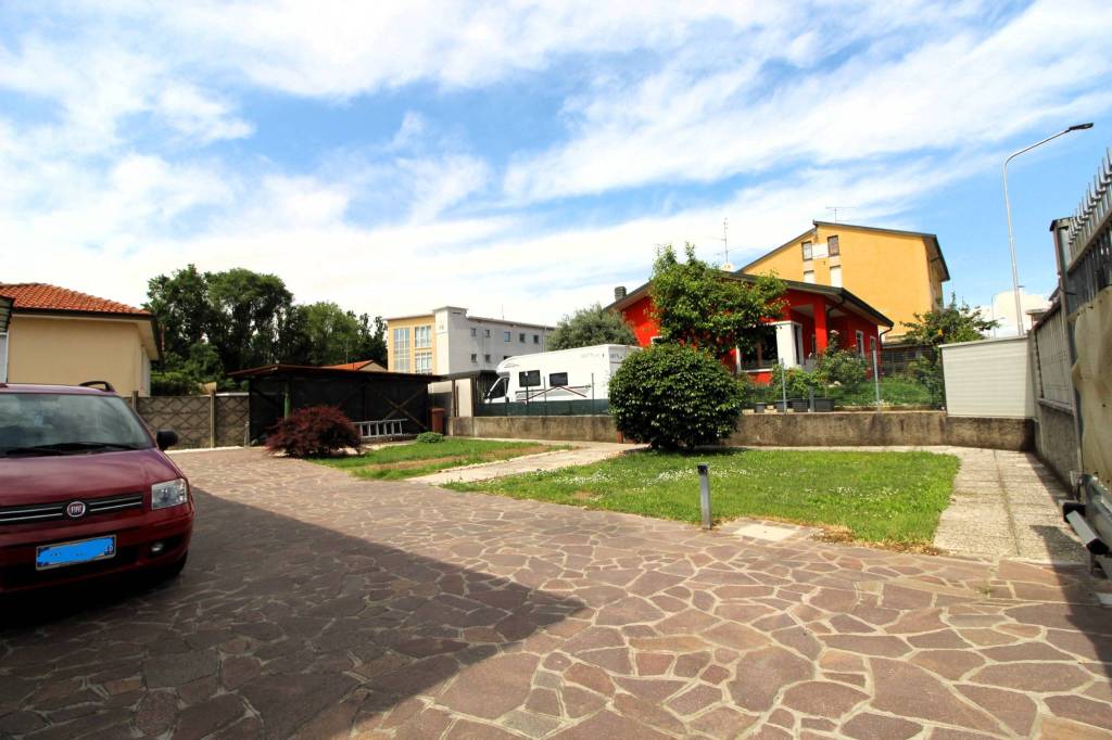 casa indipendente in vendita a Bareggio