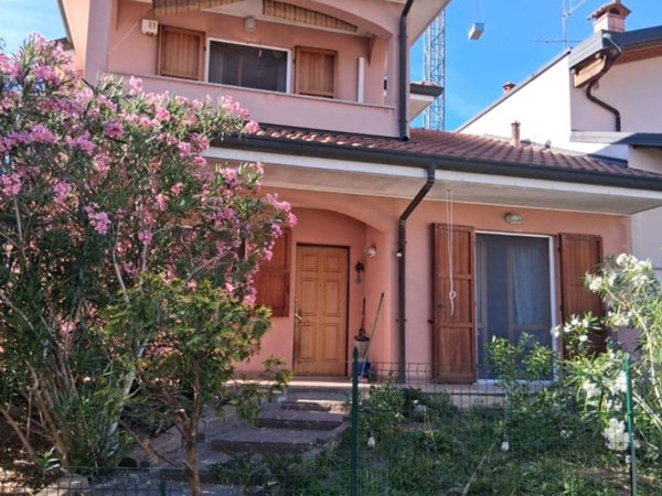 casa indipendente in vendita a Bareggio