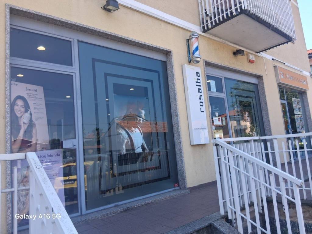 negozio in vendita a Bareggio